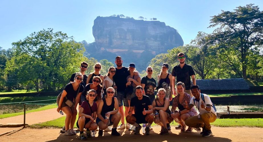 Groepsfoto bij Sigiriya Lion Rots Groepsfoto bij Sigiriya Lion Rots